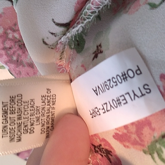 Pretty Floral Print Mock Neck Sleeveless Top with Lace. - Picture 12 of 13